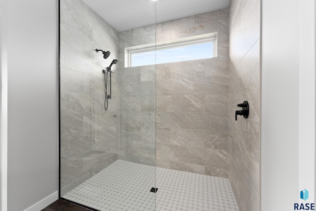 bathroom featuring a tile shower