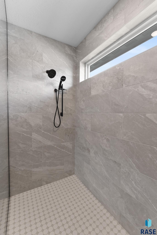 bathroom featuring a tile shower