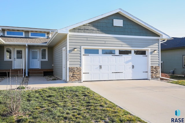 view of front facade featuring a garage