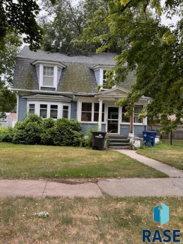 view of front of house featuring a front lawn