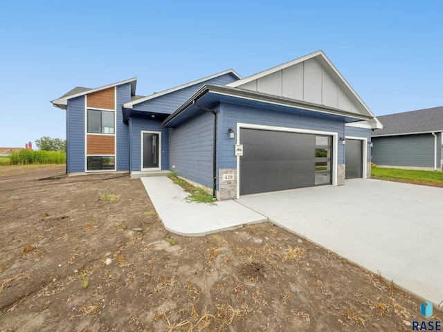 view of front facade featuring a garage