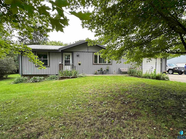 ranch-style house featuring a front lawn