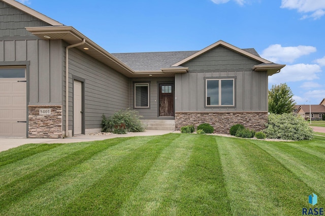 view of front of property featuring a front yard