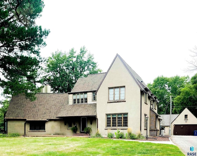 view of front facade featuring a front lawn