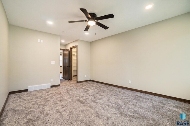 carpeted empty room featuring ceiling fan