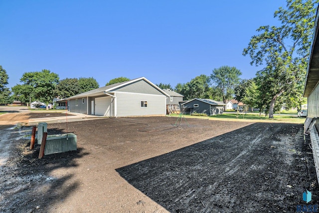 view of yard featuring a detached garage