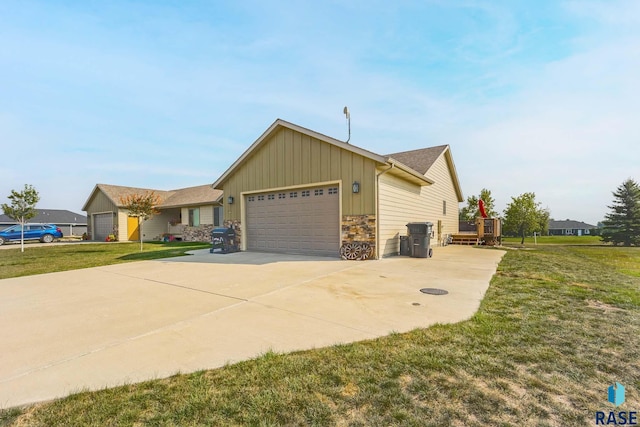 view of front facade featuring a front lawn and a garage