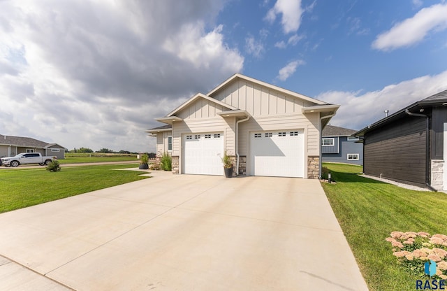 view of front facade with a garage and a front yard