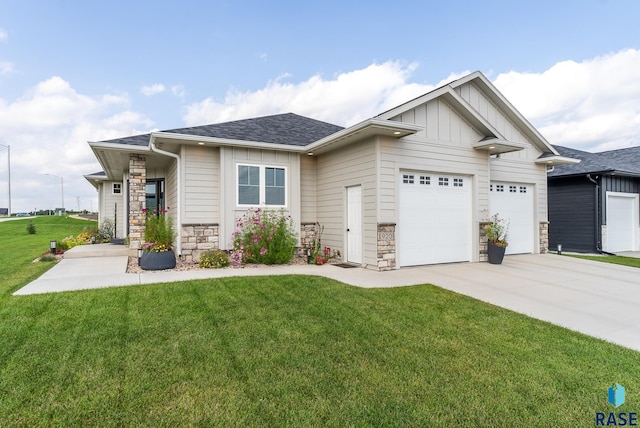 view of front of property featuring a front lawn and a garage