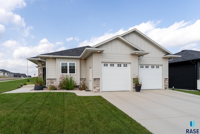 craftsman house featuring a front yard and a garage