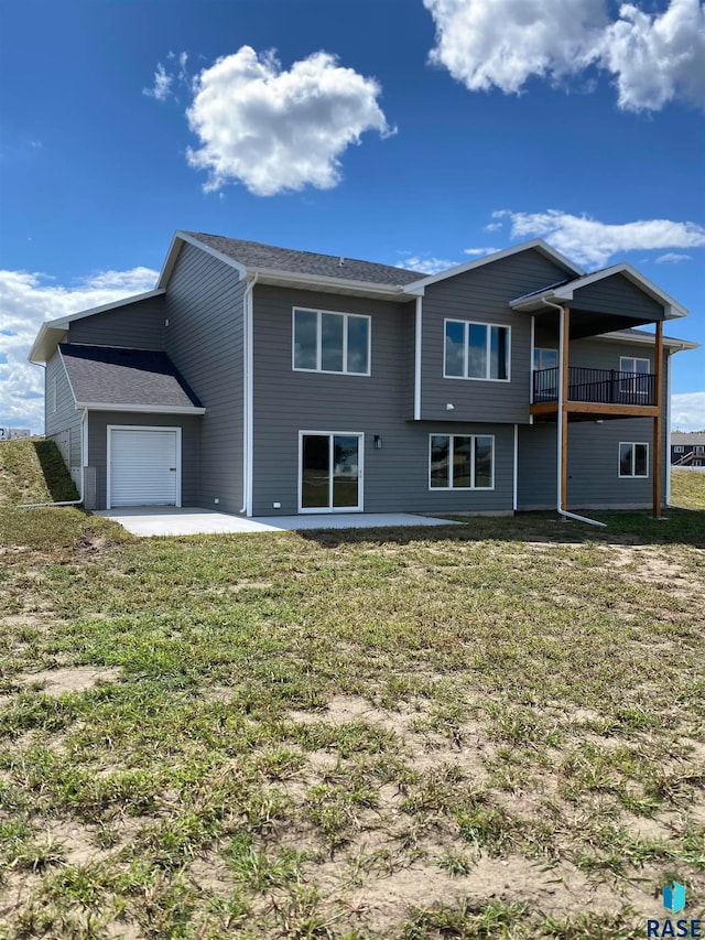 view of front of property with a front yard