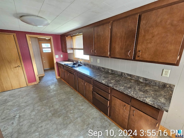 kitchen with sink and decorative backsplash