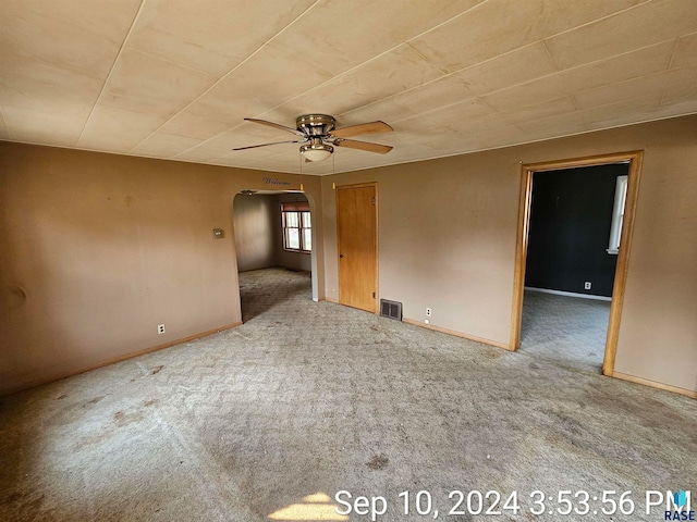 spare room with carpet flooring and ceiling fan