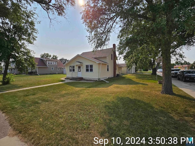 view of front of property featuring a front lawn