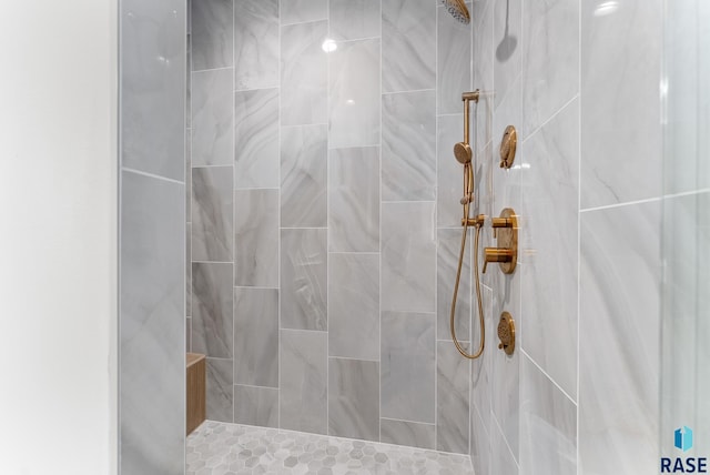 bathroom featuring tiled shower