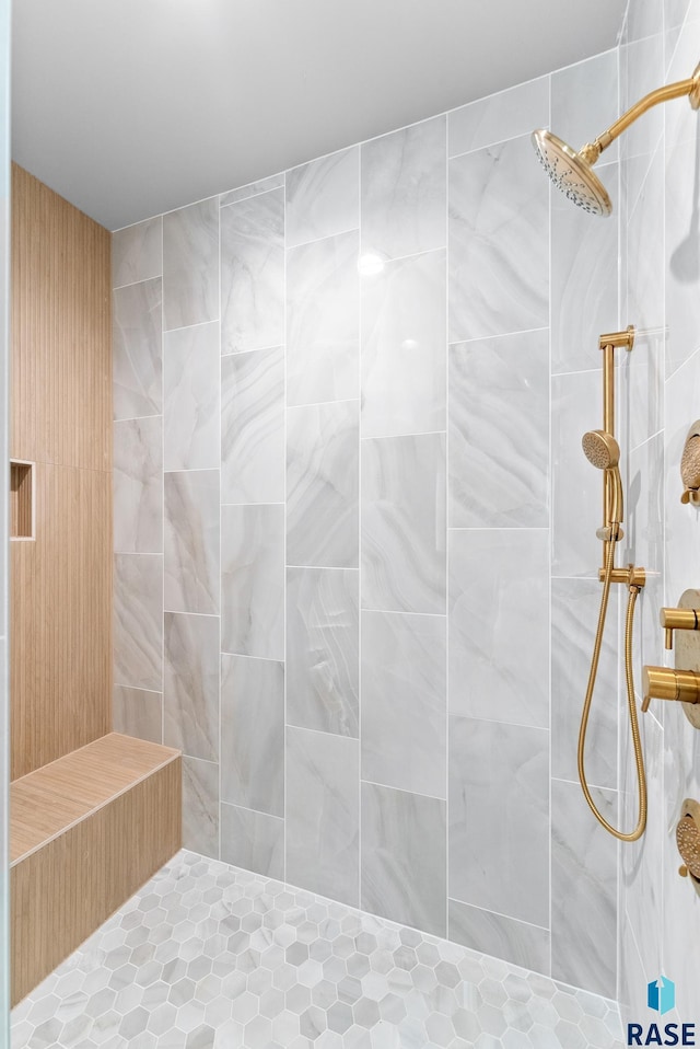 bathroom featuring a tile shower