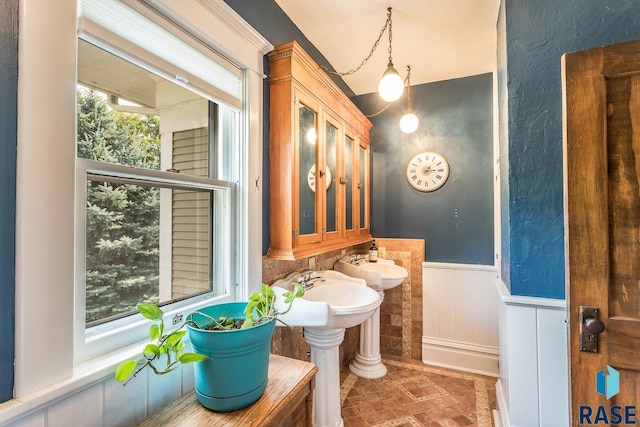 bathroom featuring sink