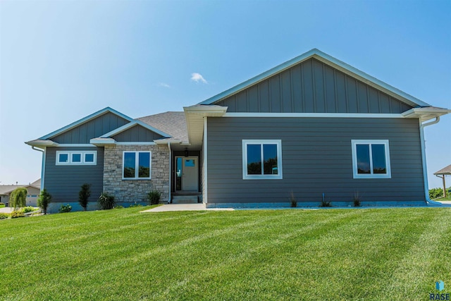 view of front facade featuring a front yard