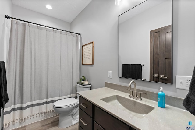 full bath featuring recessed lighting, wood finished floors, toilet, vanity, and a shower with curtain