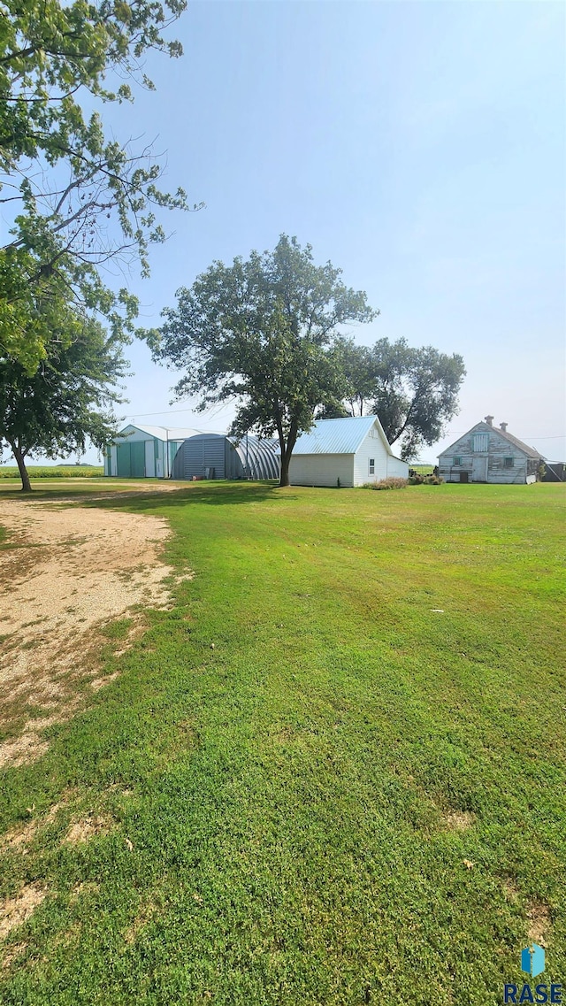 view of yard featuring an outbuilding