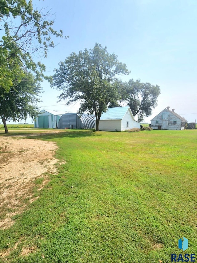 view of yard with an outbuilding