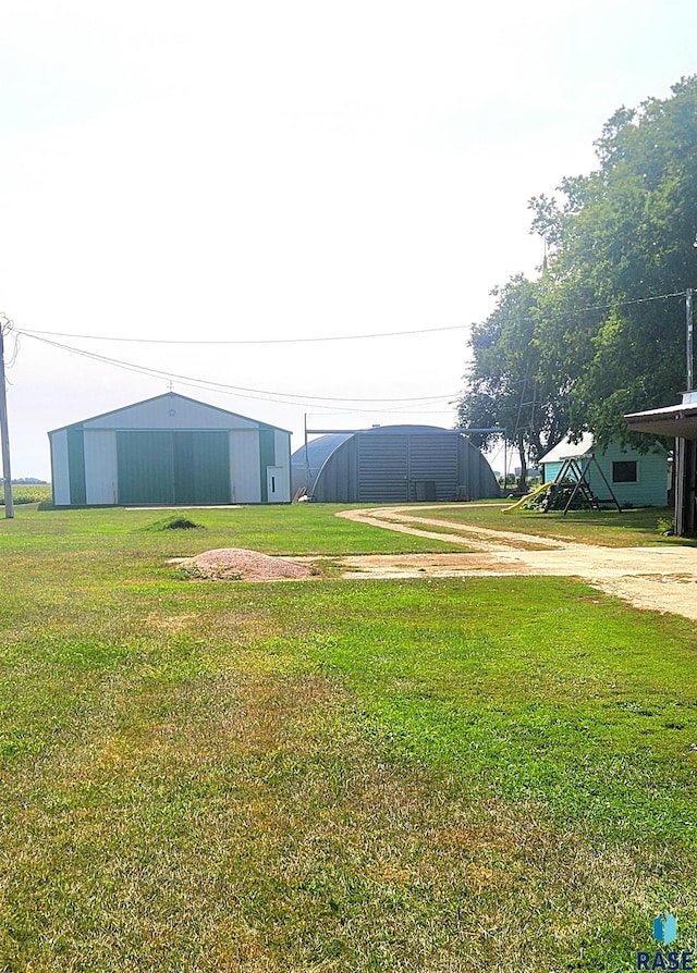 view of yard with an outdoor structure