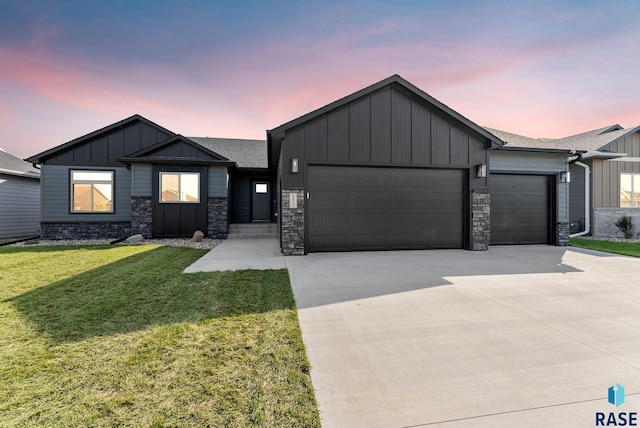 view of front of home featuring a lawn and a garage