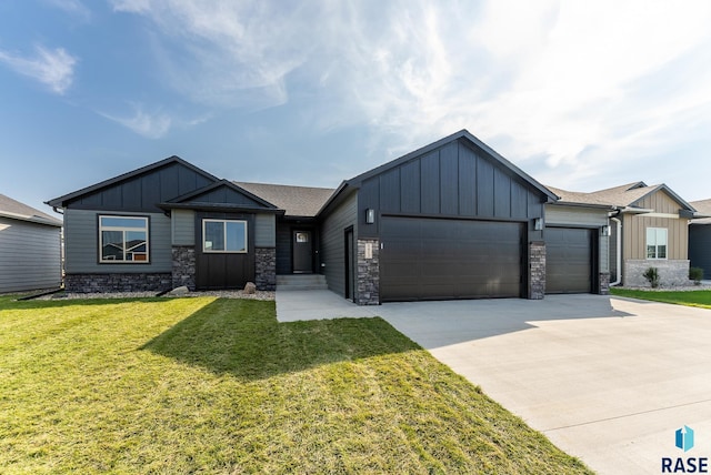 view of front of home featuring a front yard and a garage