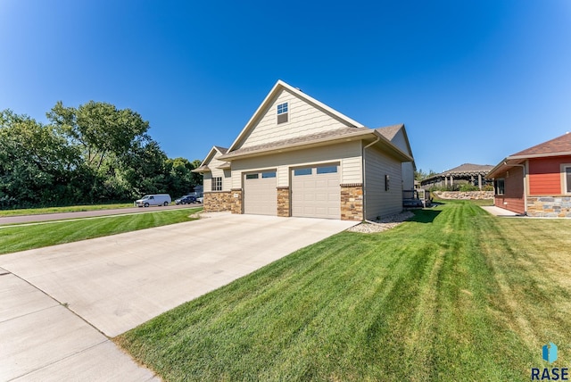 view of front of home featuring a front lawn and a garage