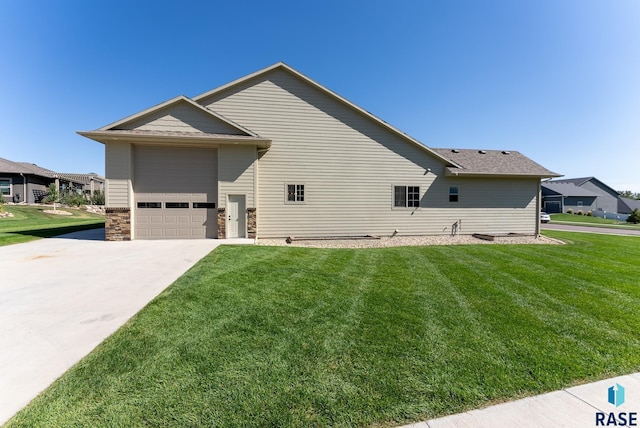 view of front of home featuring a front lawn