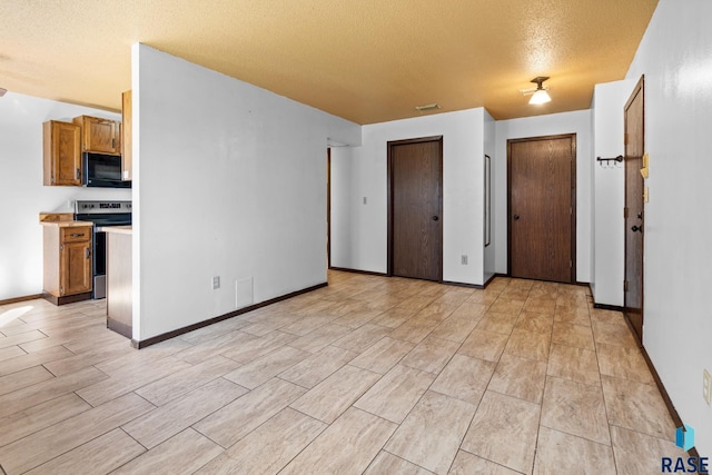 empty room featuring a textured ceiling