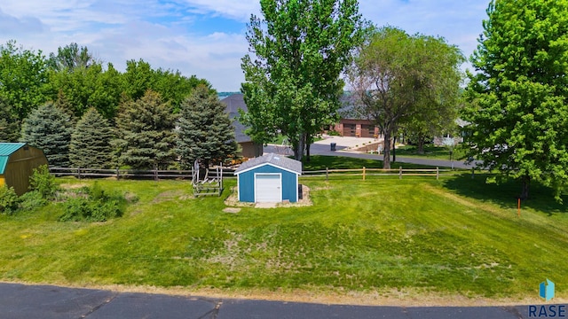 view of yard featuring a shed