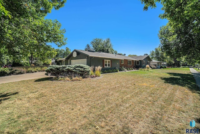 single story home featuring a front lawn