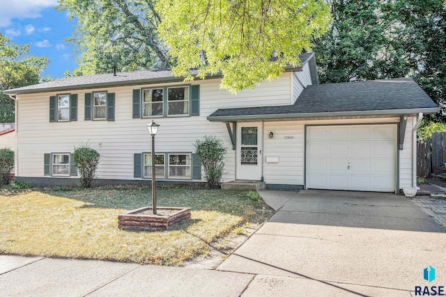 view of front of property featuring a front lawn