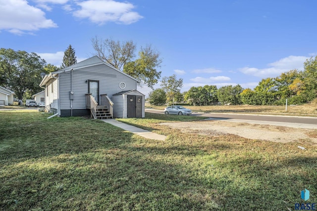 1512 W 7th St, Sioux Falls, SD 57104 - exterior space with entry steps and a lawn