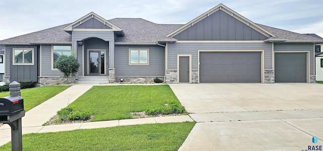 view of front of home featuring a front yard and a garage