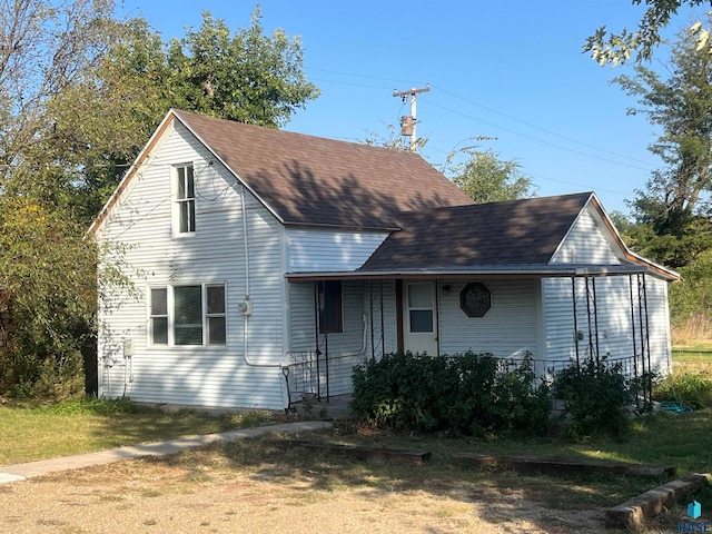 view of front of property featuring a front yard