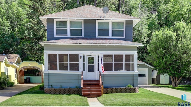 view of front of house featuring a front lawn