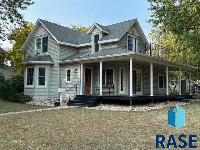 farmhouse with a front lawn and a porch