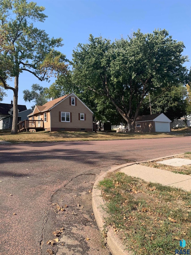 view of front facade with a garage and an outdoor structure