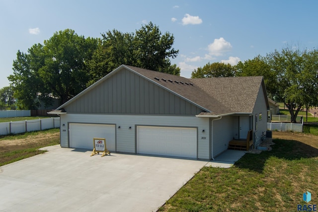 view of front facade featuring a garage and a front lawn