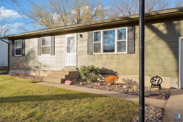 view of front of property with a front lawn