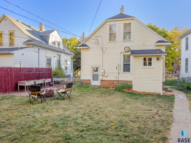 back of house featuring a lawn