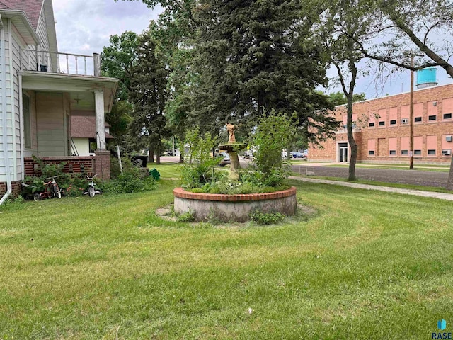 view of yard featuring a balcony