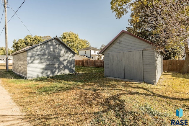 view of yard featuring a storage unit