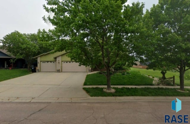 view of front of home featuring a front yard