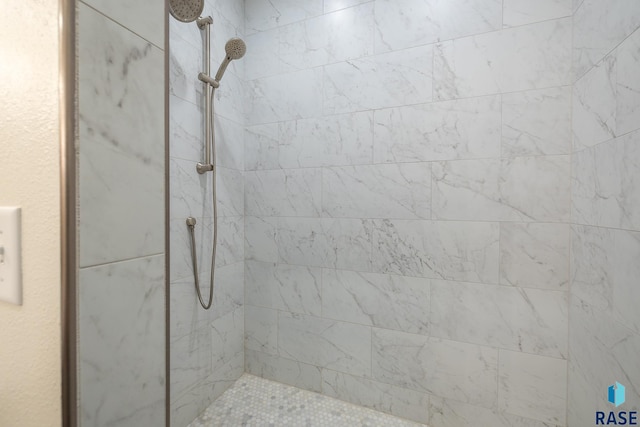 bathroom featuring tiled shower