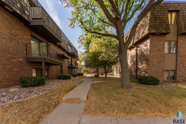 view of property's community featuring a lawn