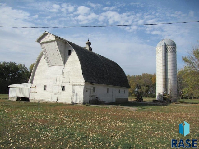 view of side of property featuring a yard