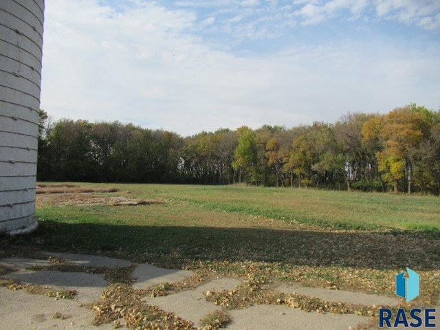 view of yard featuring a rural view